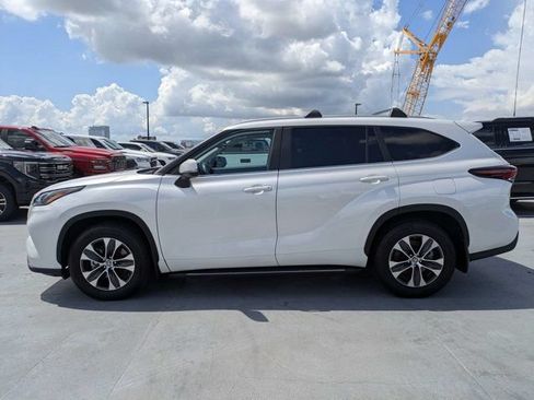 Used 2025 Toyota Highlander XLE FWD image 6