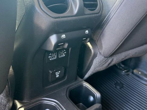 Used 2023 Jeep Gladiator Overland AWD/4WD image 12