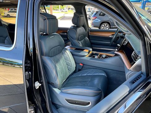 Used 2022 Jeep Grand Wagoneer Series III AWD/4WD image 9