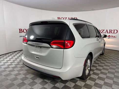 Used 2017 Chrysler Pacifica Touring-L FWD image 8