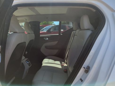 Used 2021 Volvo XC40 T5 Momentum w/ Premium Package AWD/4WD image 9