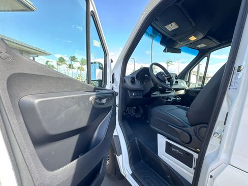 Used 2025 Mercedes-Benz Sprinter 2500 image 18