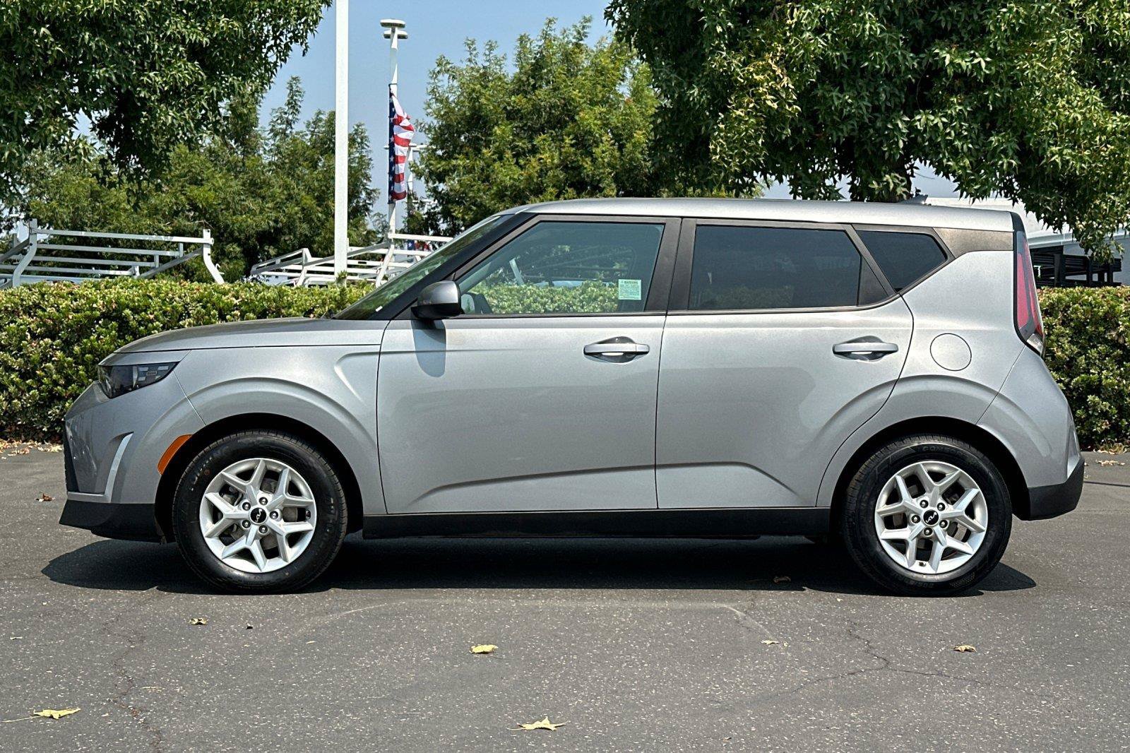 Used 2023 Kia Soul LX w/ LX Technology Package FWD image 6