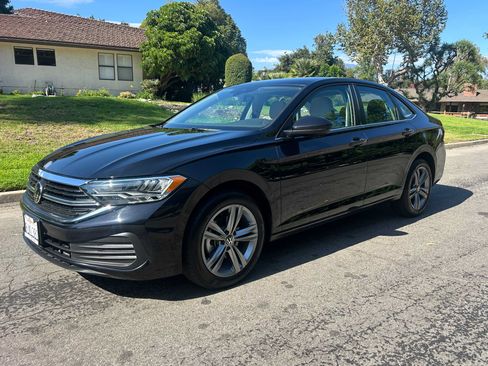 Used 2023 Volkswagen Jetta SE FWD image 3