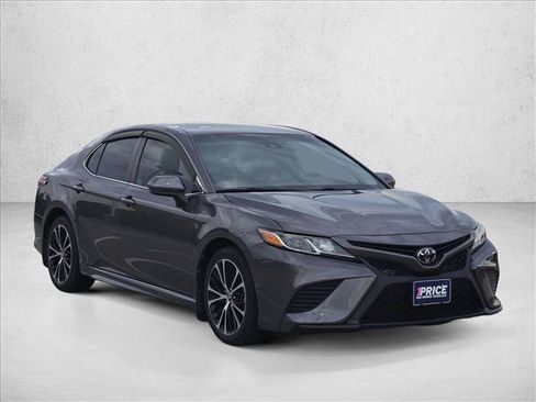Used 2020 Toyota Camry SE FWD image 3