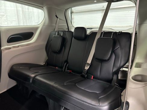 Used 2023 Chrysler Pacifica Touring-L image 48