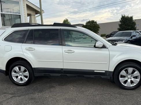Used 2011 Subaru Outback 2.5i Premium w/ All-Weather Pkg AWD/4WD image 6