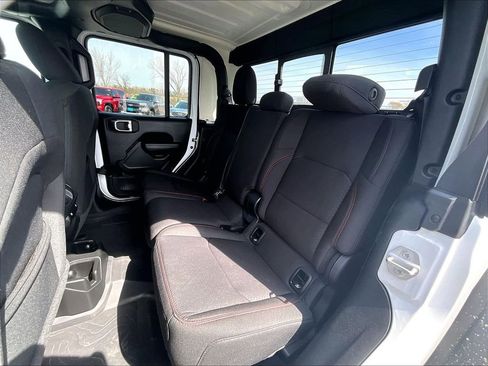 Used 2023 Jeep Gladiator Rubicon w/ Cold Weather Group image 15