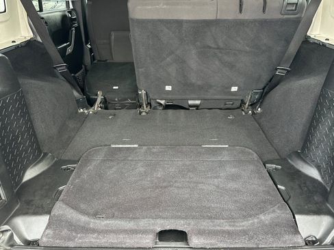 Used 2018 Jeep Wrangler Unlimited Rubicon w/ Connectivity Group image 16