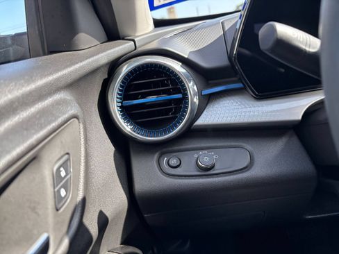 Used 2025 Chevrolet Trax LT FWD image 32