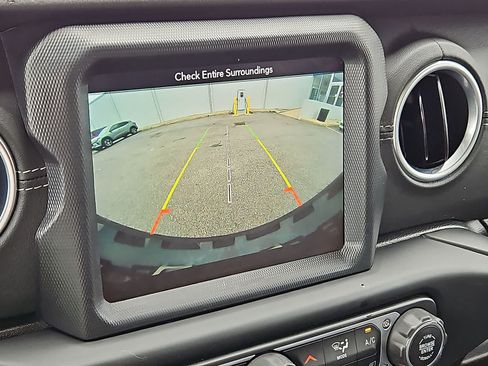 Used 2018 Jeep Wrangler Unlimited Sahara AWD/4WD image 20