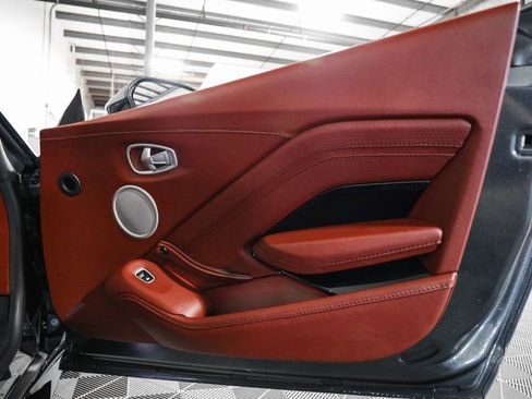 Used 2020 Aston Martin V8 Vantage Coupe image 26
