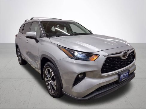Used 2022 Toyota Highlander XLE image 4