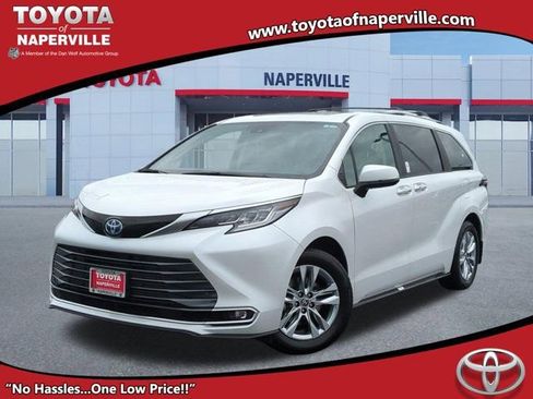 Used 2025 Toyota Sienna Limited image 1