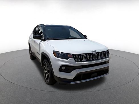 Used 2025 Jeep Compass Limited AWD/4WD image 3