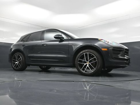 Certified 2025 Porsche Macan AWD/4WD image 30