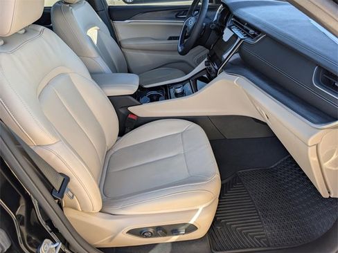 Used 2023 Jeep Grand Cherokee Limited image 31