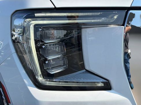 Used 2022 GMC Yukon SLT w/ SLT Premium Package AWD/4WD image 11