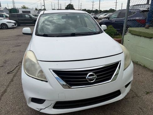 Used 2012 Nissan Versa SV FWD image 3