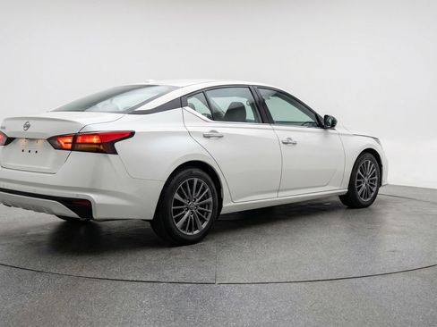 Used 2025 Nissan Altima 2.5 SV image 9