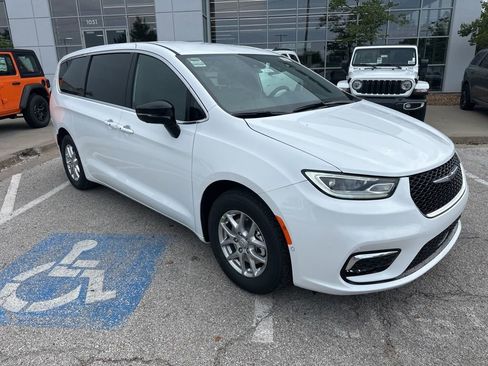 New 2026 Chrysler Pacifica Select image 6