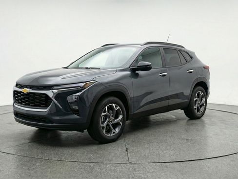 Used 2025 Chevrolet Trax LT w/ LT Convenience Package FWD image 3