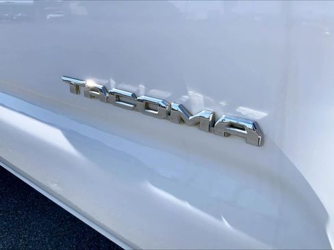 Used 2017 Toyota Tacoma SR5 image 31