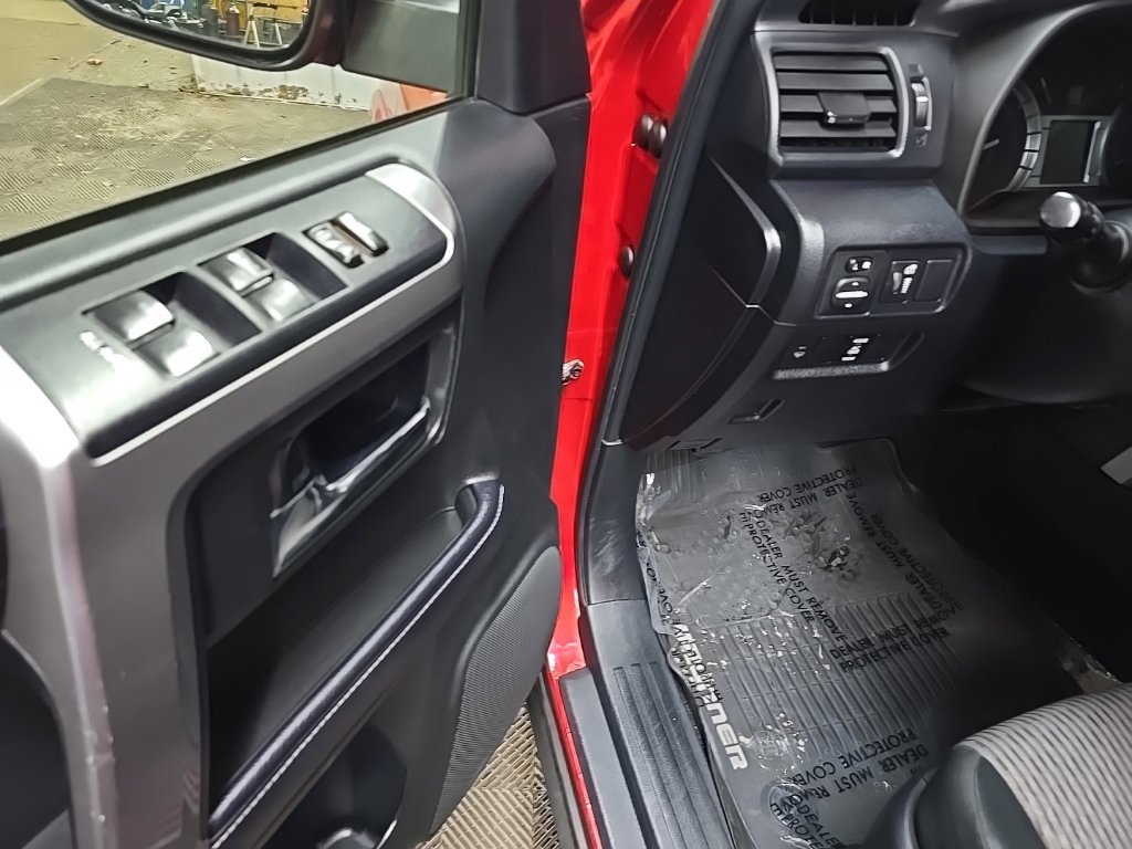 Used 2018 Toyota 4Runner SR5 AWD/4WD image 28