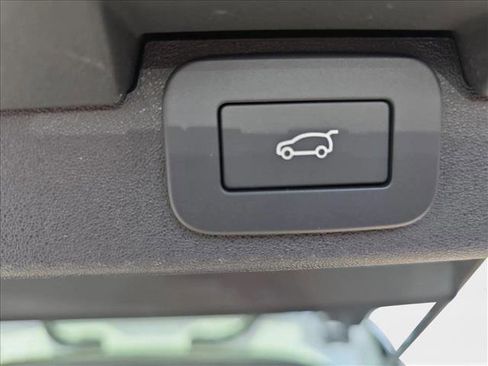 New 2025 Land Rover Discovery S image 15