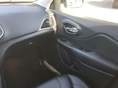 Used 2022 Jeep Cherokee Trailhawk image 16