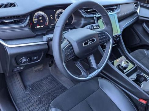 Used 2023 Jeep Grand Cherokee L Laredo image 4