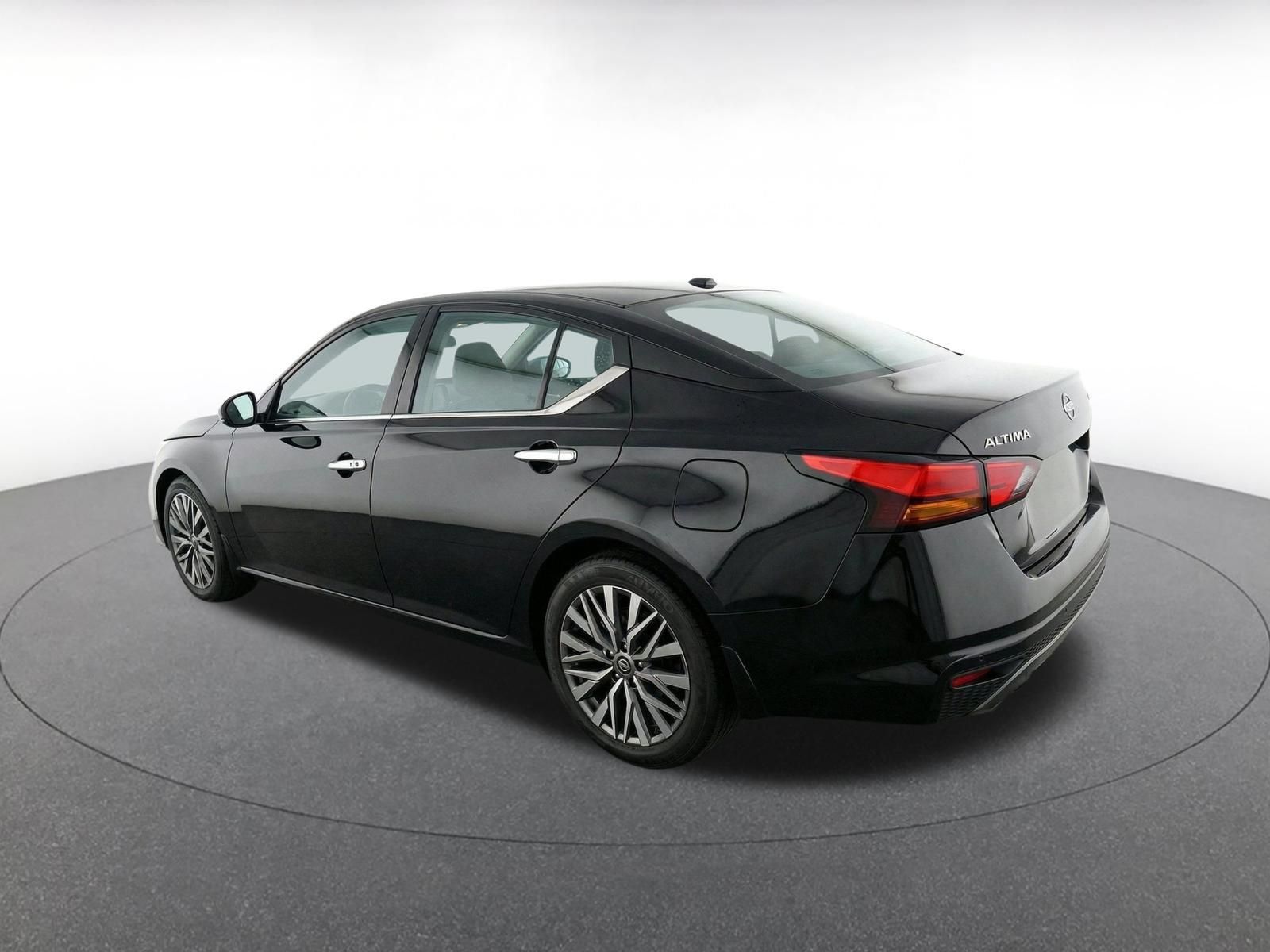 Used 2025 Nissan Altima 2.5 SV FWD image 6