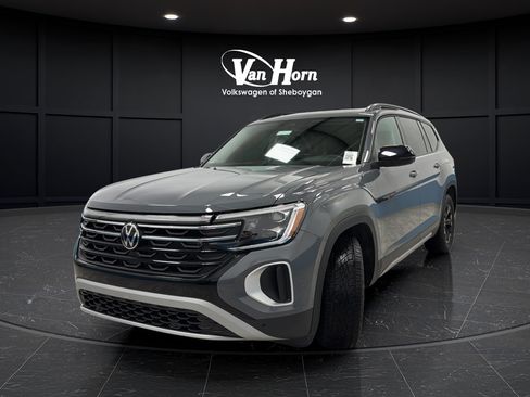 Used 2025 Volkswagen Atlas Peak Edition SE AWD/4WD image 3