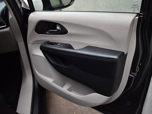Used 2019 Chrysler Pacifica L FWD image 22