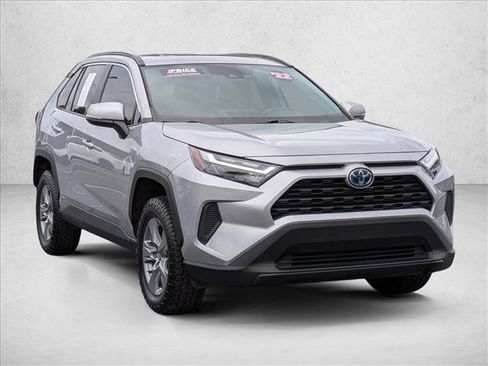 Used 2022 Toyota RAV4 XLE AWD/4WD image 3