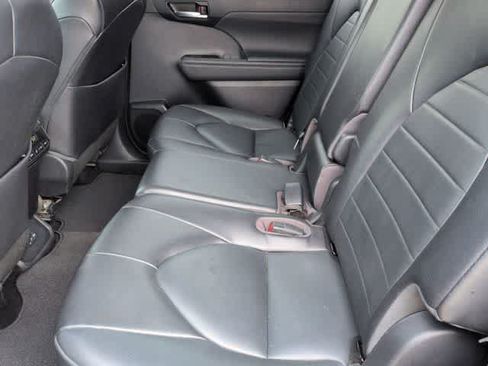 Used 2022 Toyota Highlander XLE FWD image 20