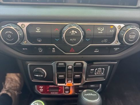 Used 2025 Jeep Gladiator Rubicon image 12