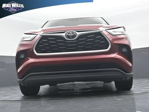 Used 2020 Toyota Highlander LE FWD image 18