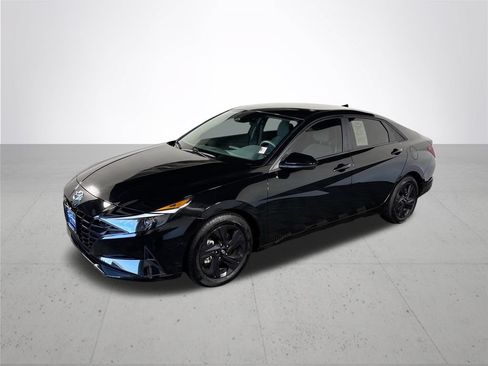 Used 2022 Hyundai Elantra SEL w/ Convenience Package FWD image 2