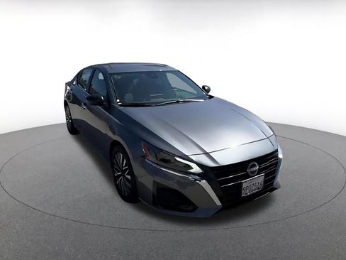 Used 2025 Nissan Altima 2.5 SV FWD image 3