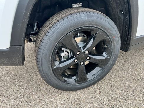 Used 2025 Jeep Grand Cherokee Limited w/ Luxury Tech Group II image 9