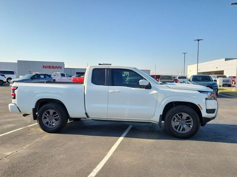 Used 2025 Nissan Frontier SV RWD image 6
