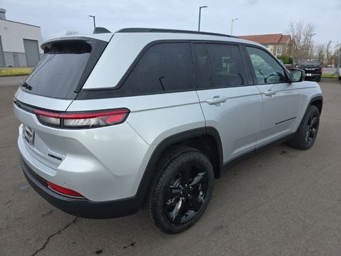 Used 2025 Jeep Grand Cherokee Limited w/ Luxury Tech Group II AWD/4WD image 5