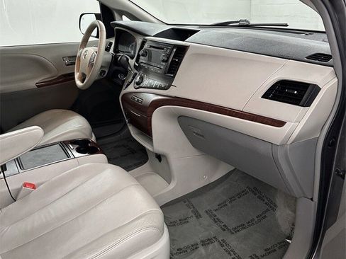 Used 2014 Toyota Sienna XLE image 35