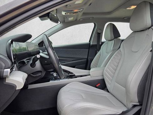 Used 2025 Hyundai Elantra Limited FWD image 13
