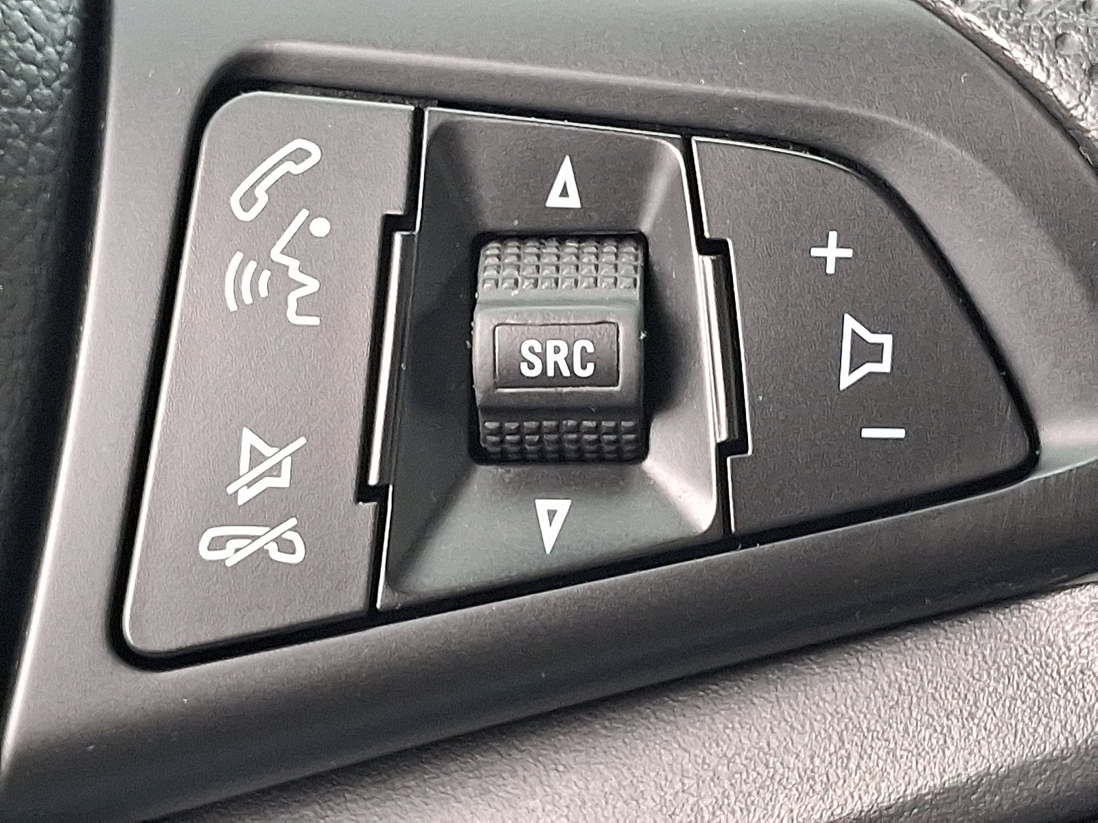 Used 2020 Chevrolet Trax LS AWD/4WD image 21