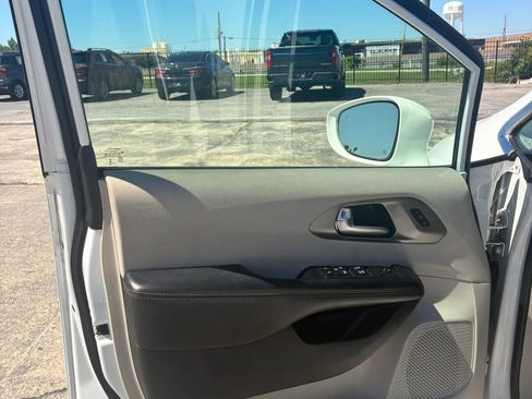 Used 2020 Chrysler Pacifica Touring-L FWD image 21