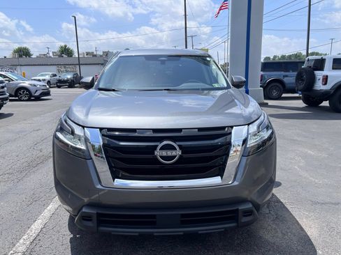 Used 2022 Nissan Pathfinder SV AWD/4WD image 2