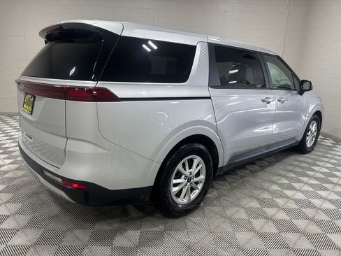 Used 2022 Kia Carnival LX FWD image 11