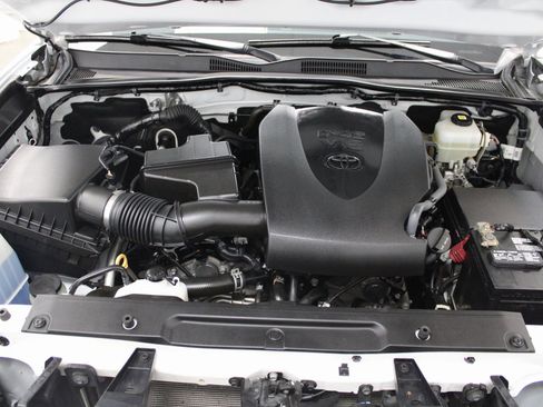 Used 2021 Toyota Tacoma TRD Off-Road w/ Technology Package image 10